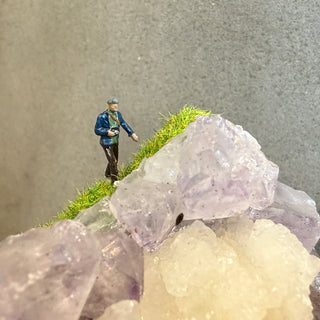 Amethyst Crystal Diorama - 1 Figure: Ascent