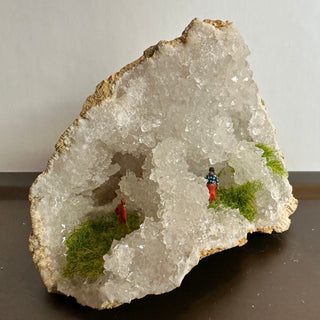 Quartz Crystal Diorama - 2 Figures: Hide and Seek