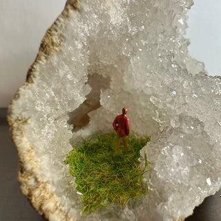 Quartz Crystal Diorama - 2 Figures: Hide and Seek